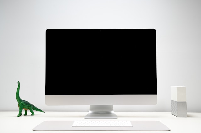 layar monitor hitam dengan lapis putih dibawah